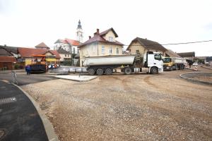 ASFALTIRANJE KROŽIŠČA ŽAJFNICA 03 FOTO LJUBO VUKELIČ